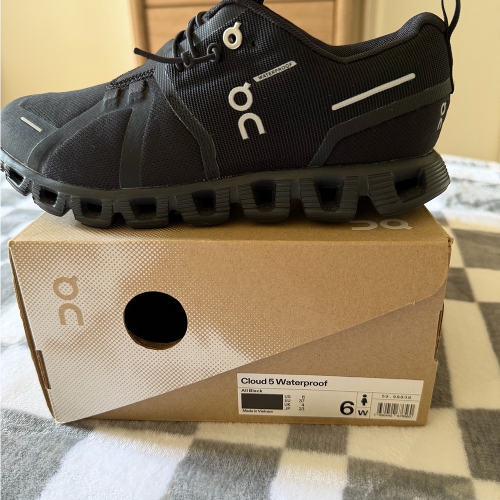 On Running Cloud 5 Waterproof Women’s Shoes in Black